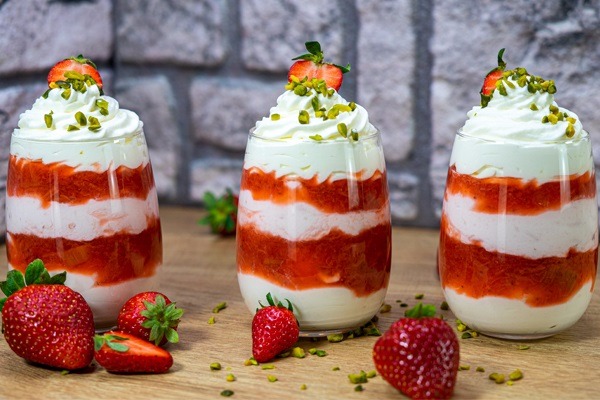 Erdbeer Rhabarber Dessert im Glas Rezept